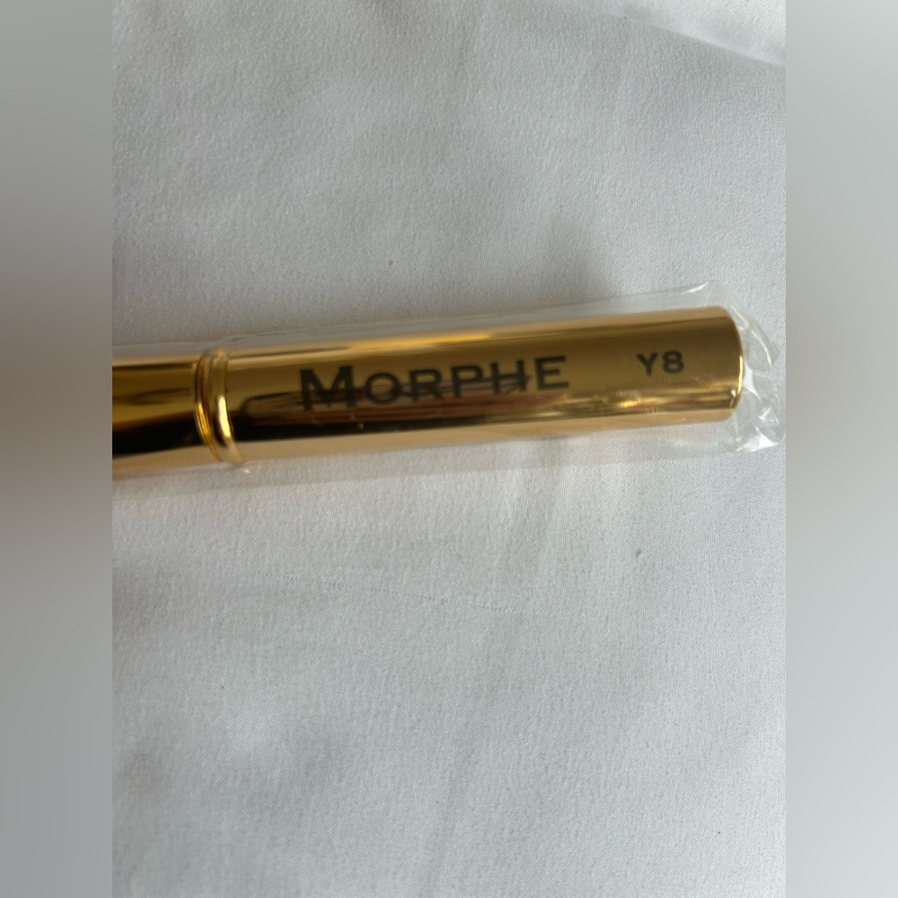 Morphe Y8 Brush with Gold Handle - Picture 3 of 3